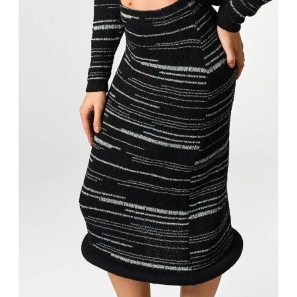 Bella Barnett Black skirt with hoop at bottom | Size Large